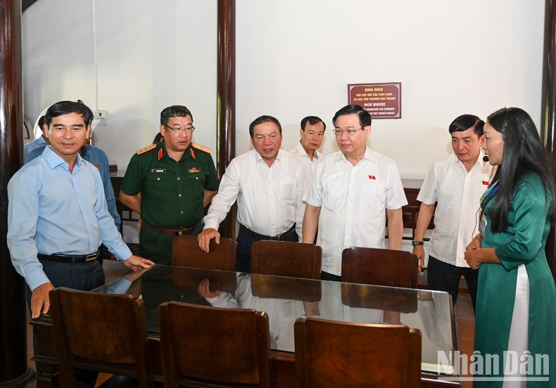 Recorrido por la antigua escuela de Duc Thanh.