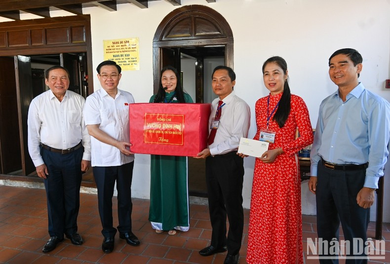 Entrega de un regalo a la Junta Administrativa de la reliquia de Escuela de Duc Thanh.