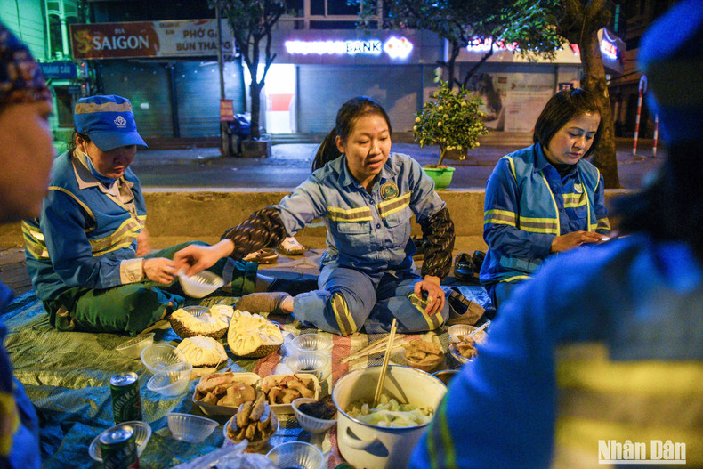 Cao Thi He (la que reparte cuencos) lleva más de 10 años sin ir a su pueblo natal en la mayor festividad tradicional del país. Narró que la yaca que brindó a la comida fue regalo de una anciana. Cao Thi He (la que reparte cuencos) lleva más de 10 años sin ir a su pueblo natal en la mayor festividad tradicional del país. Narró que la yaca que brindó a la comida fue regalo de una anciana.