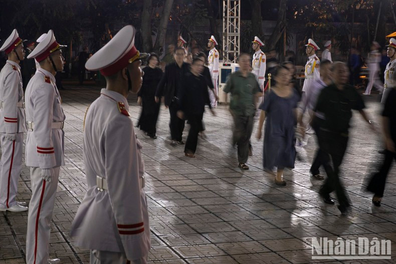 Sobre las 22:00 del 25 de julio continúan las filas de ciudadanos esperando despedir al difunto.