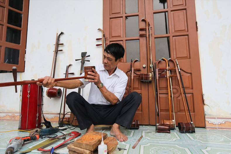 Quach Thanh Lap, miembro del Club del Cheo de la aldea de Khuoc, también fabrica instrumentos musicales utilizados para las actuaciones del Cheo. (Fotografía: Revista Ilustrada de Vietnam) Quach Thanh Lap, miembro del Club del Cheo de la aldea de Khuoc, también fabrica instrumentos musicales utilizados para las actuaciones del Cheo. (Fotografía: Revista Ilustrada de Vietnam)