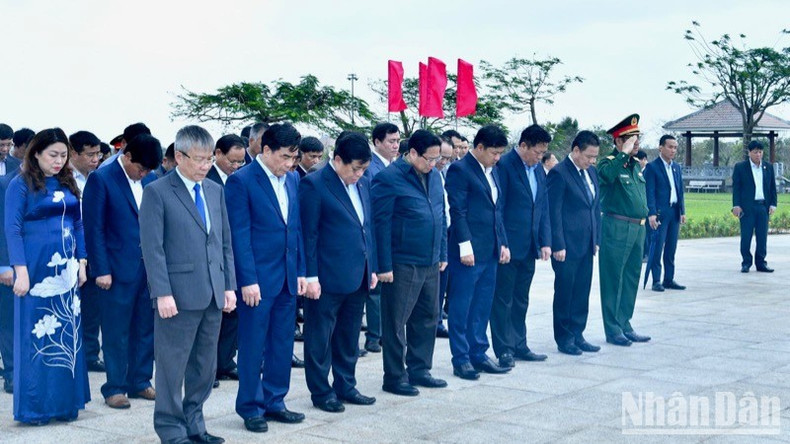 Los delegados rinden homenaje ante el Monumento a las Madres Heroicas Vietnamitas. Los delegados rinden homenaje ante el Monumento a las Madres Heroicas Vietnamitas.