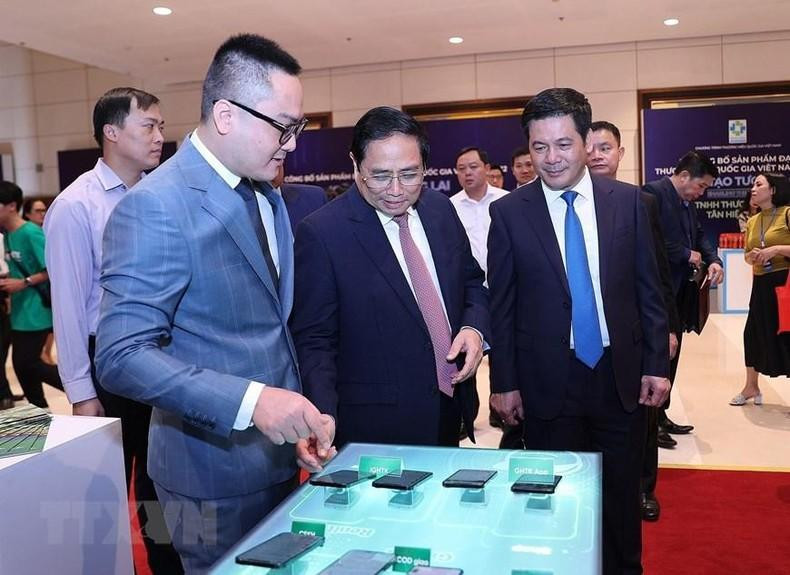 Minh Chinh recorre una exposición in situ de los productos honrados.