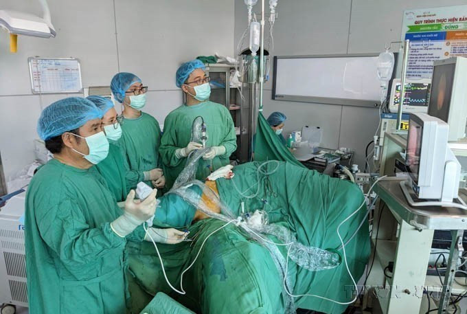 El Hospital de Cho Ray (en Ciudad Ho Chi Minh) aplicó con éxito dos técnicas endoscópicas en una cirugía de extracción de cálculos renales a una paciente de 58 años (de la provincia de Vinh Long), en mayo de 2023.