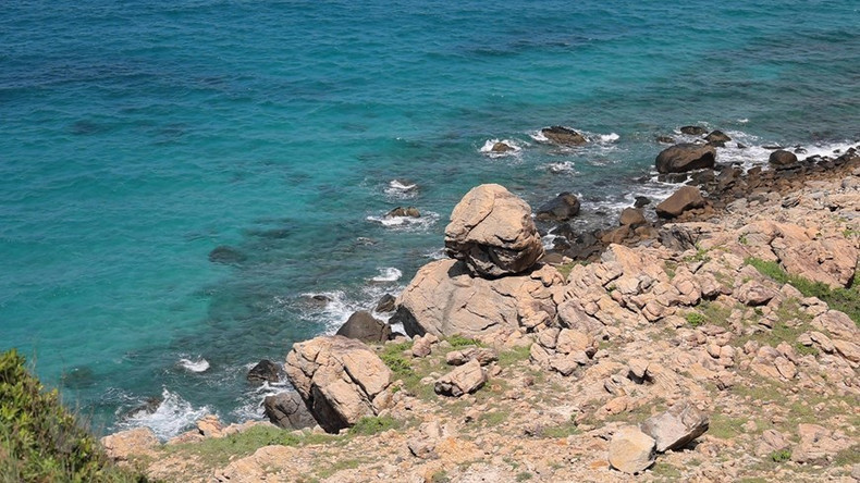 Las rocas invaden la costa.