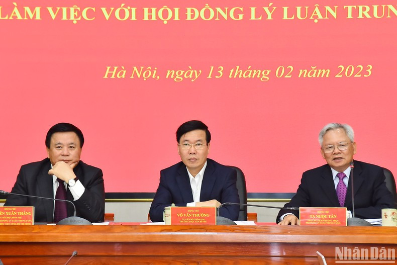 El compañero Vo Van Thuong (centro); el presidente del Consejo Teórico Central, Nguyen Xuan Thang (izquierda), y el vicetitular permanente de ese órgano, Ta Ngoc Tan, conducen la sesión. El compañero Vo Van Thuong (centro); el presidente del Consejo Teórico Central, Nguyen Xuan Thang (izquierda), y el vicetitular permanente de ese órgano, Ta Ngoc Tan, conducen la sesión.