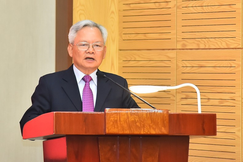 Ngoc Tan expone un informe sobre la ejecución de las tareas políticas del Consejo durante el mandato 2021-2026. Ngoc Tan expone un informe sobre la ejecución de las tareas políticas del Consejo durante el mandato 2021-2026.