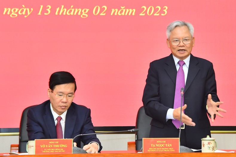 Ngoc Tan dirige el debate de algunos contenidos. Ngoc Tan dirige el debate de algunos contenidos.