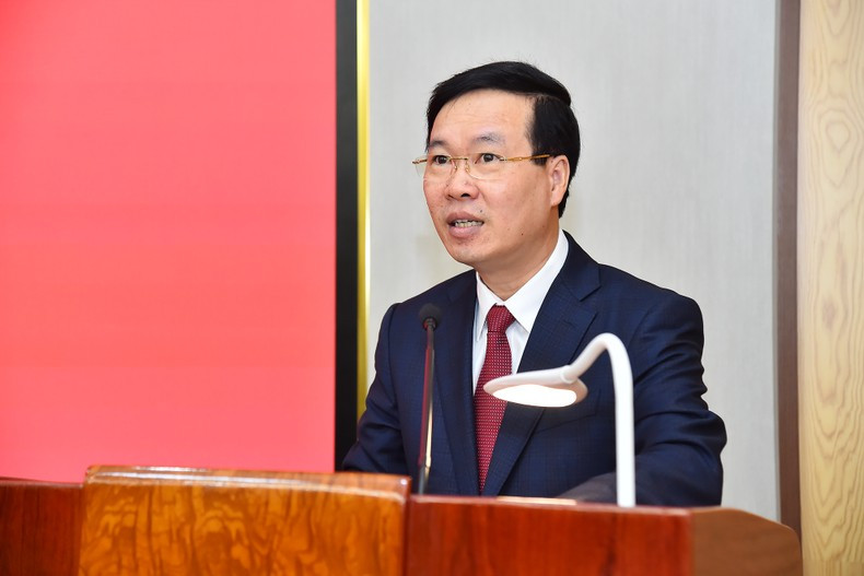 El compañero Vo Van Thuong ofrece instrucciones al cierre del coloquio. El compañero Vo Van Thuong ofrece instrucciones al cierre del coloquio.