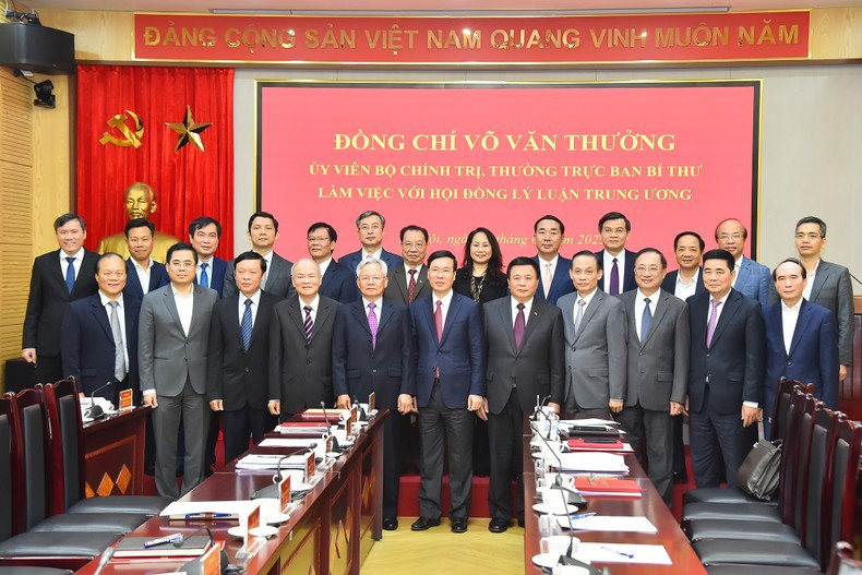 Los delegados posan para una foto. Los delegados posan para una foto.