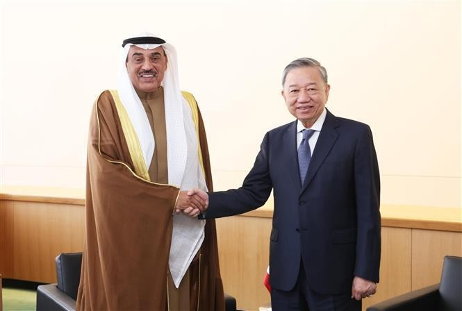 El secretario general del Partido Comunista y presidente de Vietnam, To Lam (derecha), y el príncipe heredero de Kuwait, Sheikh Sabah Al-Khaled Al-Sabah. (Fotografía: VNA) El secretario general del Partido Comunista y presidente de Vietnam, To Lam (derecha), y el príncipe heredero de Kuwait, Sheikh Sabah Al-Khaled Al-Sabah. (Fotografía: VNA)