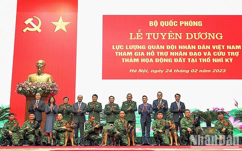 Los jefes militares y representantes de las partes posan con los perros policías que acompañaron a la referida fuerza. Los jefes militares y representantes de las partes posan con los perros policías que acompañaron a la referida fuerza.