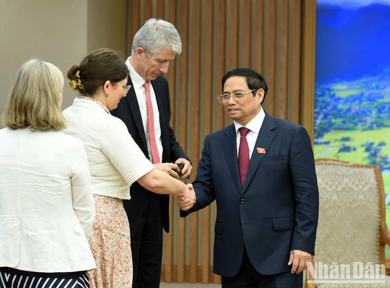 El premier vietnamita y los visitantes.