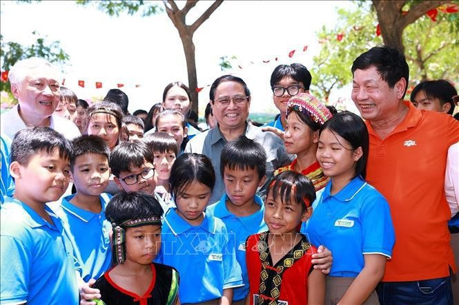 El primer ministro de Vietnam, Pham Minh Chinh, visita a los estudiantes de Hope School. (Foto: VNA) El primer ministro de Vietnam, Pham Minh Chinh, visita a los estudiantes de Hope School. (Foto: VNA)