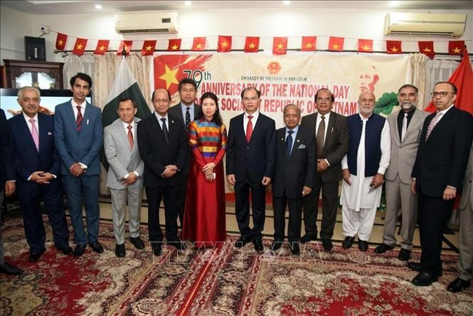 El embajador de Vietnam en Pakistán, Pham Anh Tuan, junto con los invitados y amigos extranjeros. (Foto: Cortesía de la Embajada de Vietnam en Pakistán) El embajador de Vietnam en Pakistán, Pham Anh Tuan, junto con los invitados y amigos extranjeros. (Foto: Cortesía de la Embajada de Vietnam en Pakistán)