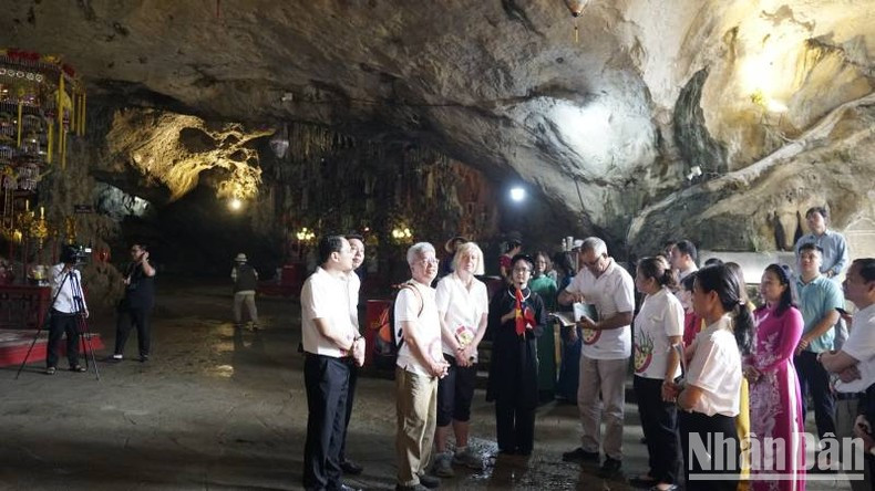 Un grupo de expertos visita la cueva Tam Thanh en la ciudad de Lang Son. Un grupo de expertos visita la cueva Tam Thanh en la ciudad de Lang Son.