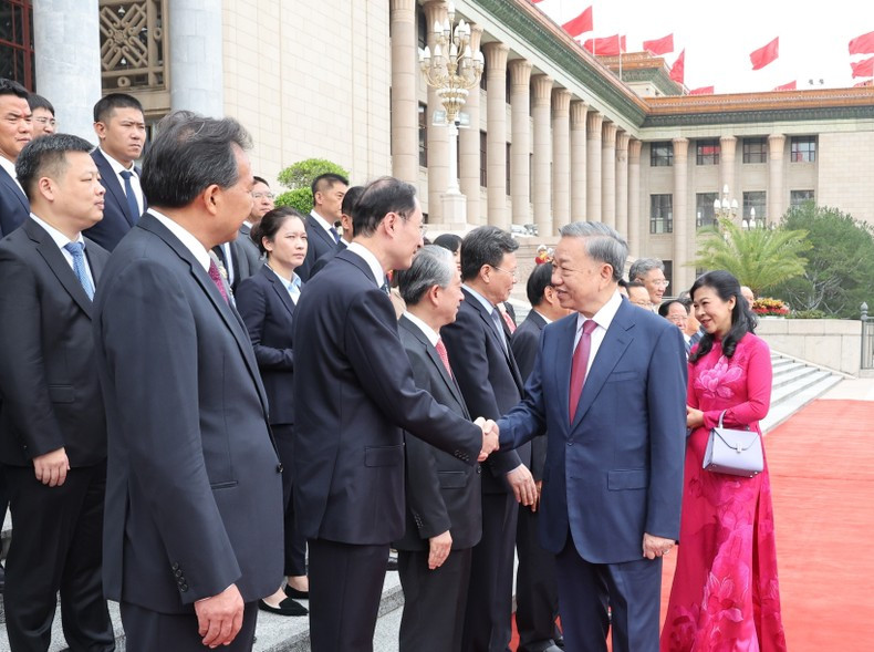 El dirigente vietnamita saluda a los delegados chinos. El dirigente vietnamita saluda a los delegados chinos.