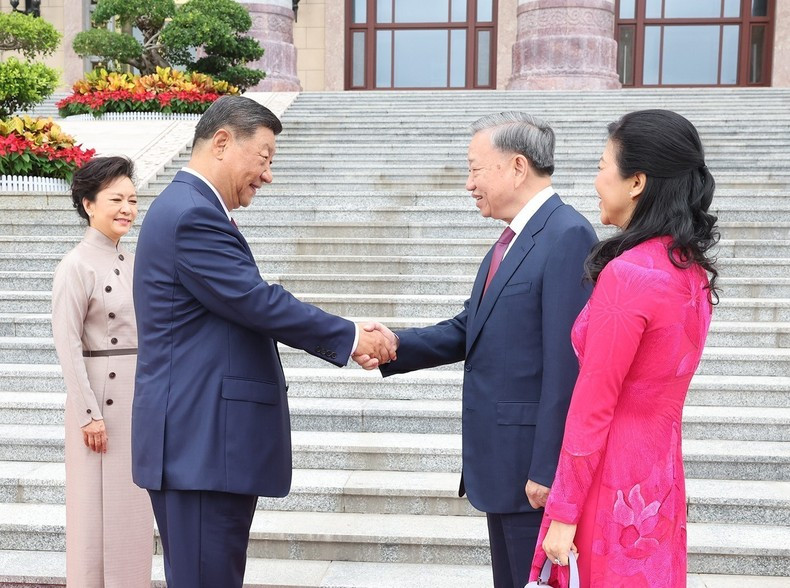 En la recepción ceremonial, el secretario general del Partido Comunista y presidente de Vietnam, To Lam, y su esposa, junto con su homólogo chino, Xi Jinping, y la primera dama de China. En la recepción ceremonial, el secretario general del Partido Comunista y presidente de Vietnam, To Lam, y su esposa, junto con su homólogo chino, Xi Jinping, y la primera dama de China.