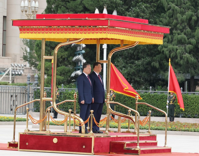 Ambos dirigentes se paran en el podio de honor mientras se entonan los himnos de los dos países. Ambos dirigentes se paran en el podio de honor mientras se entonan los himnos de los dos países.