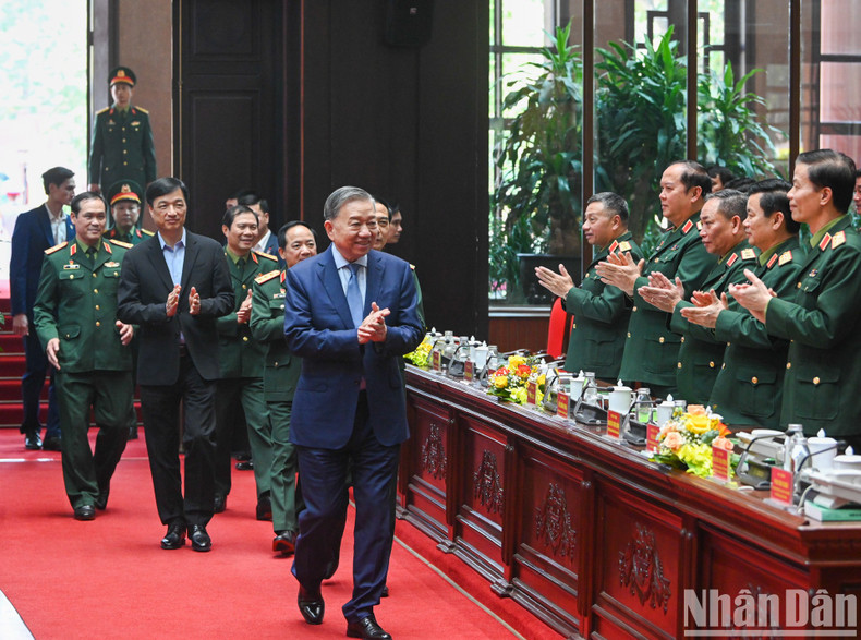 El secretario general del PCV, To Lam, asiste a la reunión con jóvenes militares.