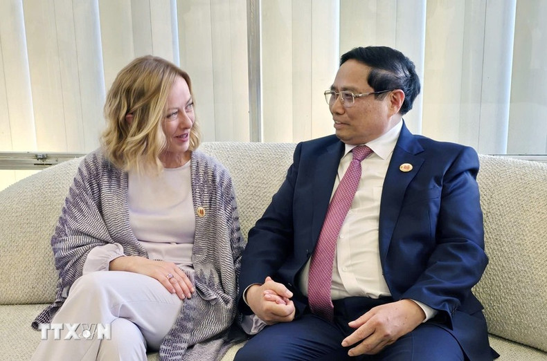 El premier vietnamita dialoga con su homóloga de Italia, Giorgia Meloni.