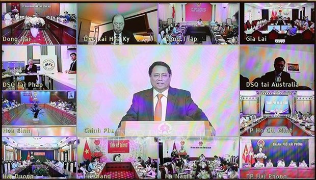El primer ministro de Vietnam, Pham Minh Chinh, conversa con los jefes de las agencias representativas del país en el extranjero. (Foto: VNA)
