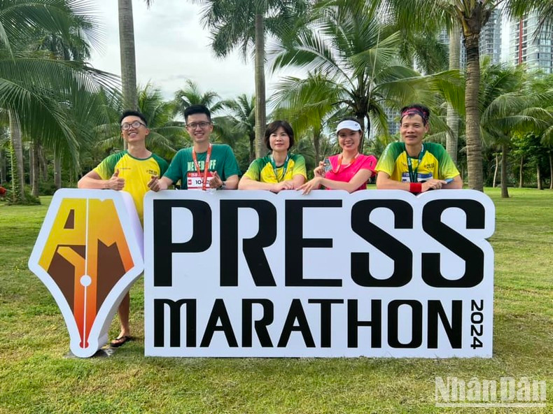 Los corredores del periódico Nhan Dan que participan en la carrera. Los corredores del periódico Nhan Dan que participan en la carrera.