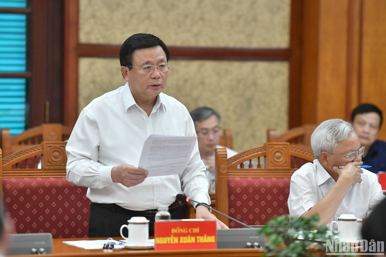 Nguyen Xuan Thang, director de la Academia Nacional de Política Ho Chi Minh, presidente del Consejo Teórico Central, jefe del equipo editorial del documento, presenta el informe en la reunión. Nguyen Xuan Thang, director de la Academia Nacional de Política Ho Chi Minh, presidente del Consejo Teórico Central, jefe del equipo editorial del documento, presenta el informe en la reunión.
