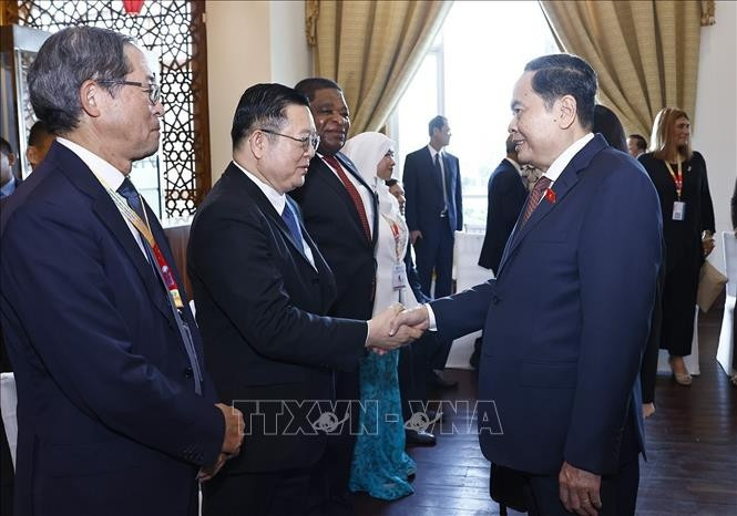 El máximo legislador vietnamita saluda a los asistentes al evento. El máximo legislador vietnamita saluda a los asistentes al evento.