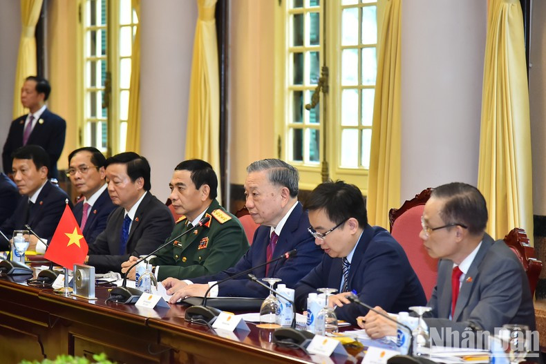 El jefe del Estado vietnamita habla en la reunión. El jefe del Estado vietnamita habla en la reunión.