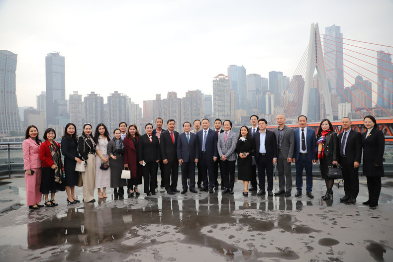 Delegados vietnamitas y chinos que participan en el encuentro. Delegados vietnamitas y chinos que participan en el encuentro.