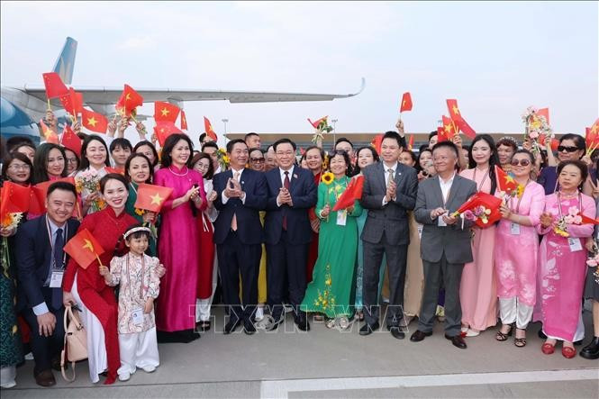 Funcionarios y trabajadores del Consulado General en Yunnan dan la bienvenida al presidente de la Asamblea Nacional, Vuong Dinh Hue, en el aeropuerto internacional de Kunming Changshui. (Foto: VNA) Funcionarios y trabajadores del Consulado General en Yunnan dan la bienvenida al presidente de la Asamblea Nacional, Vuong Dinh Hue, en el aeropuerto internacional de Kunming Changshui. (Foto: VNA)