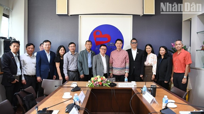 La delegación de VPA se reúne con el gobernador de la ciudad tailandesa de Pattaya, Poramase Ngampiches.