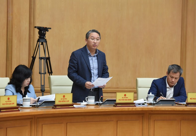 El ministro de Justicia, Nguyen Hai Ninh, presenta su opinión. El ministro de Justicia, Nguyen Hai Ninh, presenta su opinión.