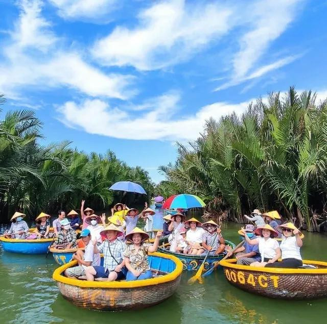 Los turistas experimentan un recorrido en coracle. Los turistas experimentan un recorrido en coracle.