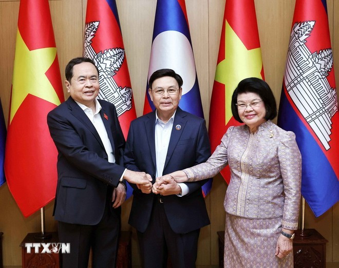 Los dirigentes legislativos de Vietnam, Tran Thanh Man (a la izquierda); de Laos y presidente de la Asamblea Interparlamentaria de la Asean, Saysomphone Phomvihane; y de Camboya, Samdech Khuon Sudary. Los dirigentes legislativos de Vietnam, Tran Thanh Man (a la izquierda); de Laos y presidente de la Asamblea Interparlamentaria de la Asean, Saysomphone Phomvihane; y de Camboya, Samdech Khuon Sudary.