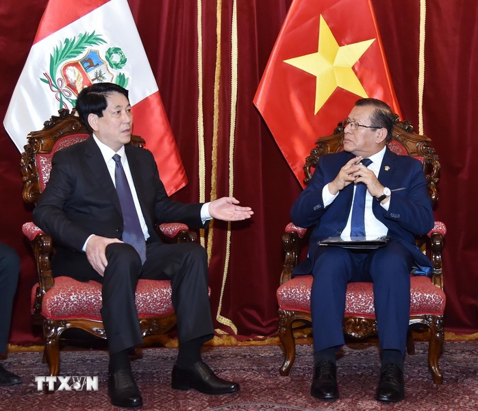 El jefe del Estado vietnamita, Luong Cuong, conversa con el titular del Congreso de Perú, Eduardo Salhuana. El jefe del Estado vietnamita, Luong Cuong, conversa con el titular del Congreso de Perú, Eduardo Salhuana.