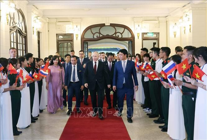 El presidente ruso, Vladimir Putin, asiste al encuentro con los representantes de la Asociación de Amistad Vietnam-Rusia y los vietnamitas que estudiaron en la nación euroasiática. (Foto: VNA) El presidente ruso, Vladimir Putin, asiste al encuentro con los representantes de la Asociación de Amistad Vietnam-Rusia y los vietnamitas que estudiaron en la nación euroasiática. (Foto: VNA)