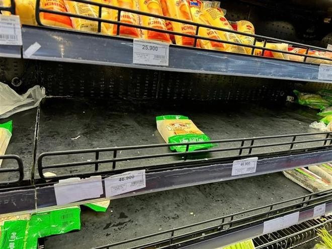 Los alimentos secos se agotaron en un supermercado Go! en la provincia de Thai Nguyen el 9 de septiembre por la tarde. (Foto: VNA)