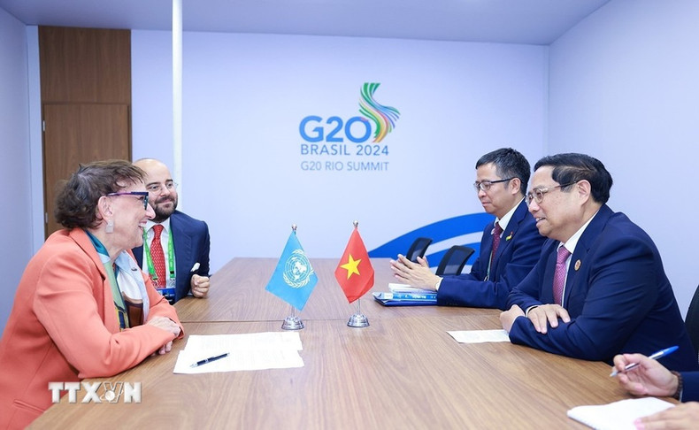 El premier vietnamita conversa con la Secretaria General de la Conferencia de ONU Comercio y Desarrollo, Rebeca Grynspan.