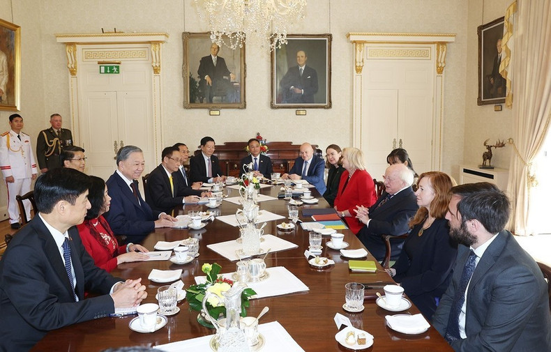 El secretario general del Partido Comunista y presidente de Vietnam, To Lam, sostiene conversaciones con el presidente de Irlanda, Michael D. Higgins, en Dublín, el 2 de octubre. (Fuente: VNA)