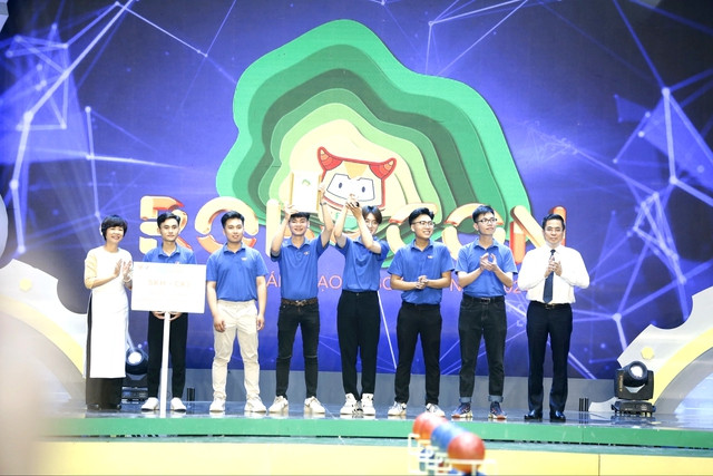 El equipo SKH - CK1 recibe el segundo premio. El equipo SKH - CK1 recibe el segundo premio.