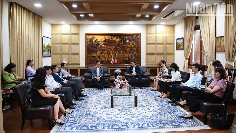 La delegación de VPA se reúne con la Embajada de Vietnam en Tailandia.