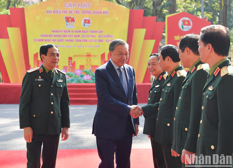 El secretario general del PCV, To Lam, saluda a dirigentes del Ministerio de Defensa.