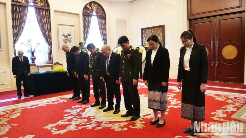 La Embajada de Laos en Pekín rinde homenaje al secretario general. La Embajada de Laos en Pekín rinde homenaje al secretario general.