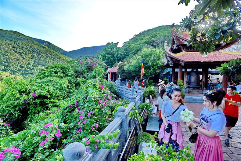 Turistas visitan Con Dao. (Fuente: Revista Ilustrada de Vietnam)