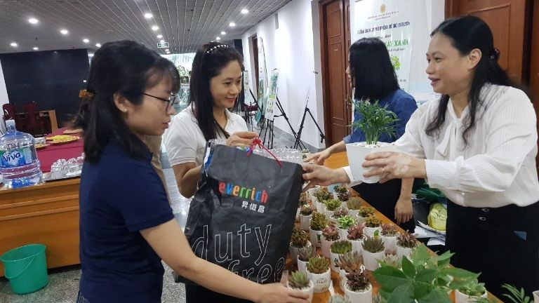 Intercambio de basura por plantas en el lobby de reuniones. Intercambio de basura por plantas en el lobby de reuniones.