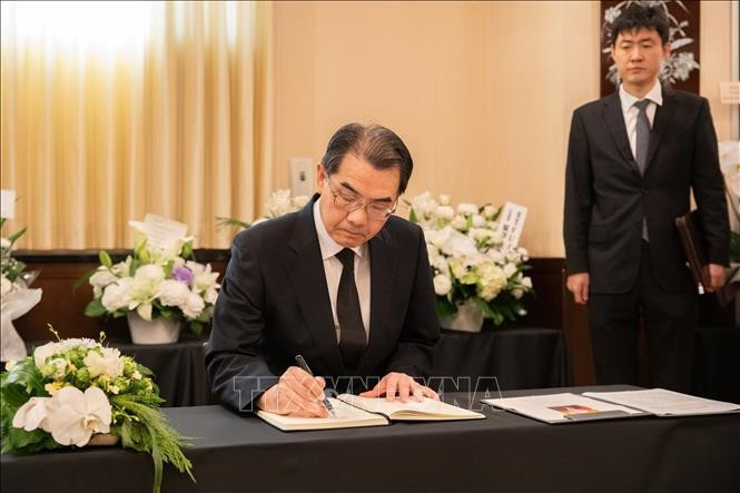 El embajador de China en Japón, Wu Jianghao, firma el libro de condolencias. El embajador de China en Japón, Wu Jianghao, firma el libro de condolencias.