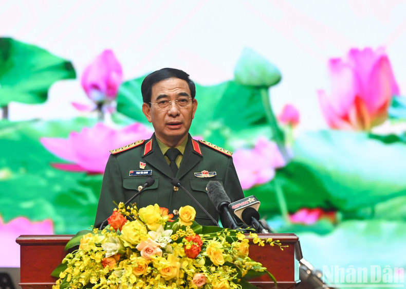 El ministro de Defensa, Phan Van Giang, habla en la reunión.