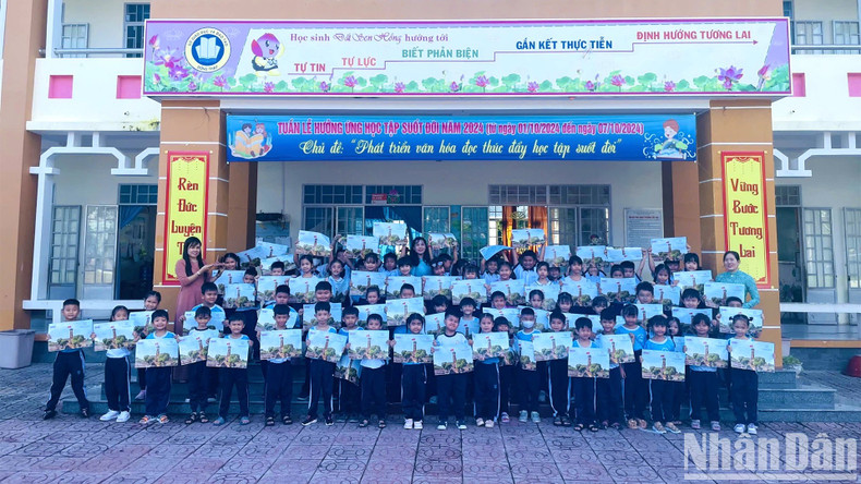 Los estudiantes de la escuela primaria de Bui Thi Xuan están contentos de recibir el suplemento. Los estudiantes de la escuela primaria de Bui Thi Xuan están contentos de recibir el suplemento.